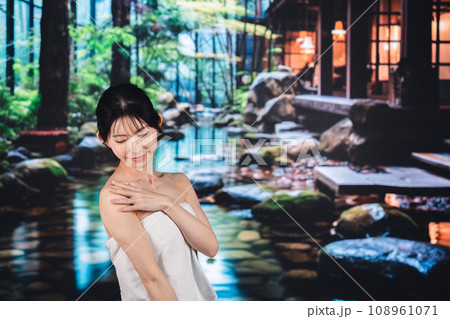 温泉でリラックスをする女性 108961071