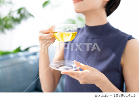 ハーブティーを飲む女性 108961413