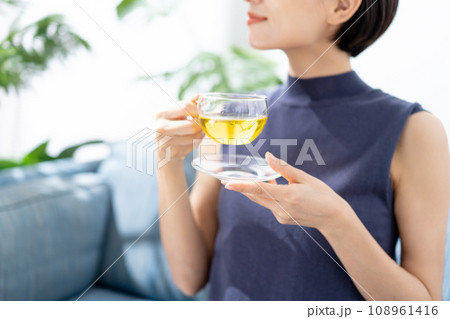 ハーブティーを飲む女性 ハーブティーを飲む女性 108961416