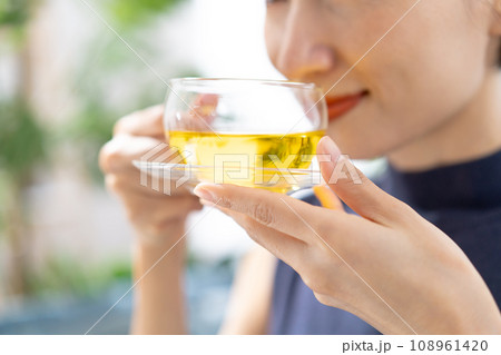 ハーブティーを飲む女性 ハーブティーを飲む女性 108961420