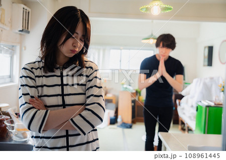 妻に謝罪する夫 妻に謝罪する夫 108961445