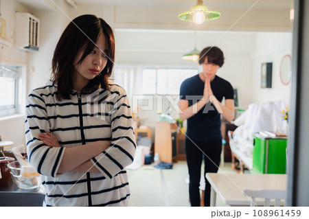妻に謝罪する夫 妻に謝罪する夫 108961459
