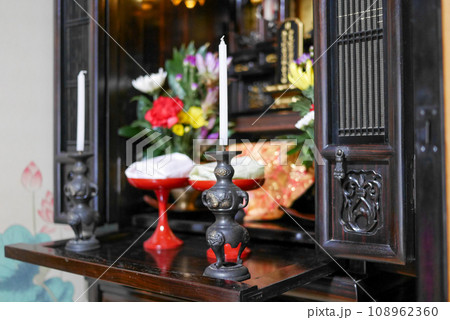 お花とお供えのある仏壇 お花とお供えのある仏壇 108962360