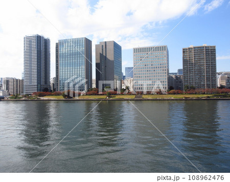 隅田川と東京都中央区のビル群 108962476