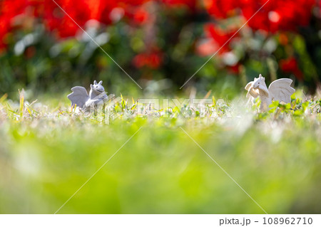 芝生の上の陶器製の2匹のドラゴン 108962710