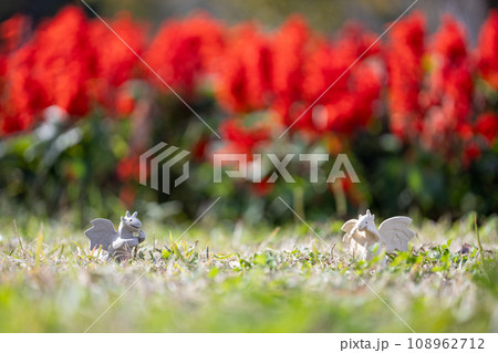 芝生の上の陶器製の2匹のドラゴン 108962712