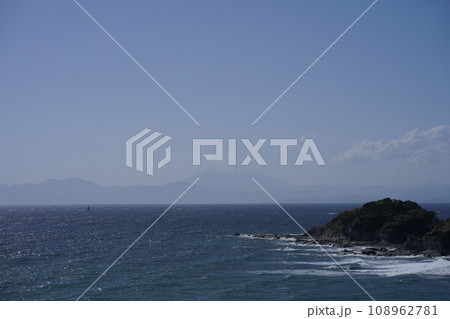 遠影、富士山、風景、空、海、神奈川沖、横須賀、岩、青、景色、 108962781