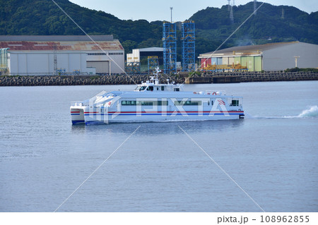 長崎県長崎港から五島市福江港への船旅 長崎県長崎港から五島市福江港への船旅 108962855