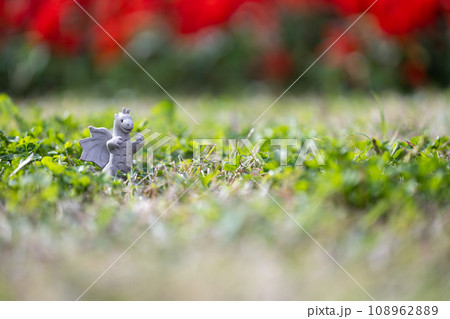 芝生の上の陶器製のドラゴン 108962889