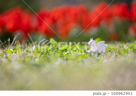 芝生の上の陶器製のドラゴン 108962901
