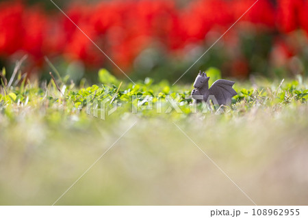 芝生の上の陶器製のドラゴン 108962955