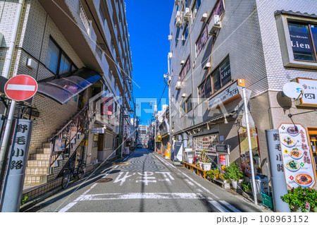 日本の横浜都市景観 脱コロナ、野毛の飲み屋街「野毛小路」などを望む＝11月20日 108963152