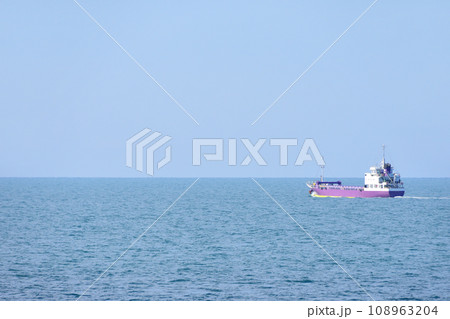 海を進む貨物船 海を進む貨物船 108963204