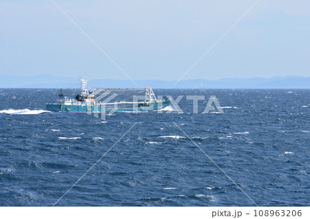 海を進む貨物船 海を進む貨物船 108963206