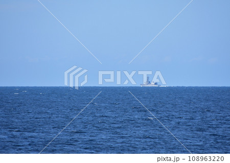 遠くの外洋を進む海上自衛隊護衛艦 108963220