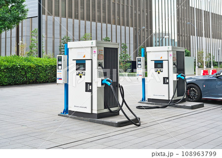 街中の急速充電設備　（急速充電器） 108963799