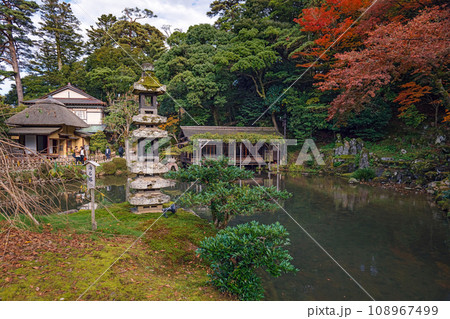 金沢 兼六園秋景色 瓢池 108967499