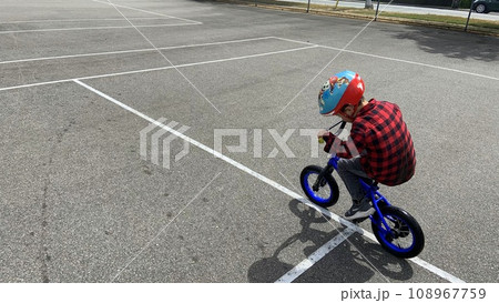 自転車に乗る子供 自転車に乗る子供 108967759