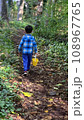 森を歩く男の子 108967765