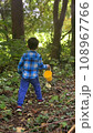 森を歩く子供 108967766
