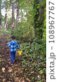 森のトレールを歩く子供 108967767