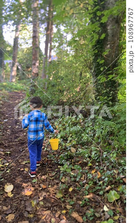 森のトレールを歩く子供 108967767