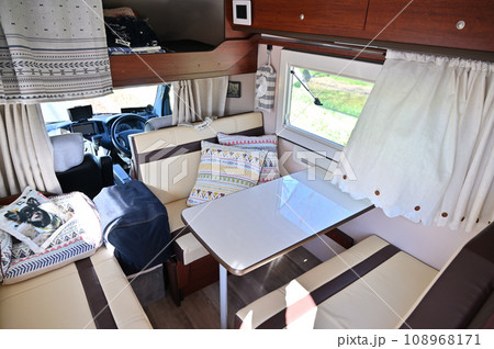 キャンピングカー　車内 108968171