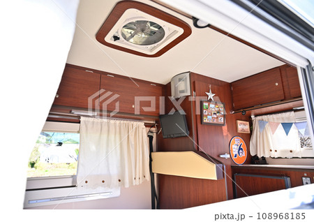 キャンピングカー ルーフベント 車内後方 キャンピングカー ルーフベント 車内後方 108968185