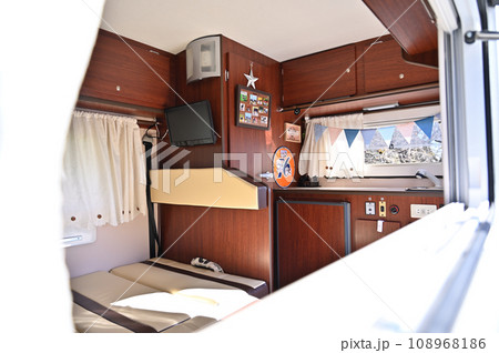 キャンピングカー　車内　ベッド 108968186