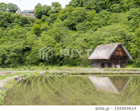 【白川郷】田植え前の合掌造りの村歩き 【白川郷】田植え前の合掌造りの村歩き 108968614