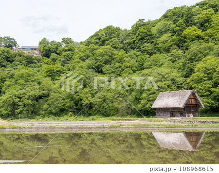 【白川郷】田植え前の合掌造りの村歩き 【白川郷】田植え前の合掌造りの村歩き 108968615