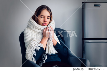 風邪をひき,マフラーをしている女性 AI生成画像 108968709