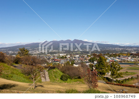吉岡町城山みはらし公園から見る赤城山 108968749