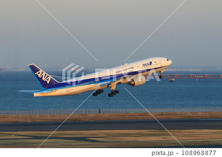 夕日を浴びて離陸する旅客機 夕日を浴びて離陸する旅客機 108968877