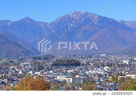 信濃大町 秋の北アルプスと町並み 信濃大町 秋の北アルプスと町並み 108968905