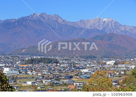 信濃大町　秋の北アルプスと町並み 108968906
