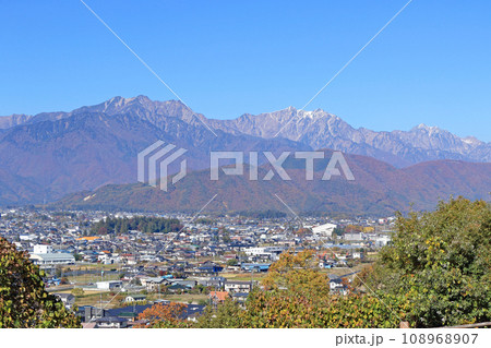 信濃大町 秋の北アルプスと町並み 信濃大町 秋の北アルプスと町並み 108968907