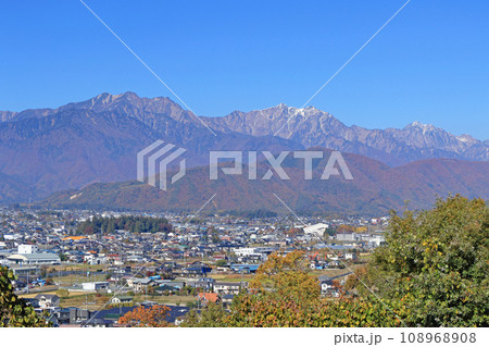 信濃大町 秋の北アルプスと町並み 信濃大町 秋の北アルプスと町並み 108968908