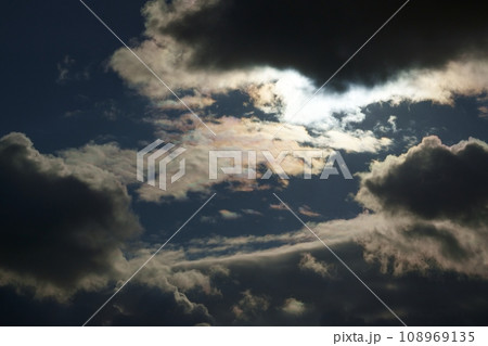 冬空の太陽光と彩雲・望遠・空限定・220114pm 108969135