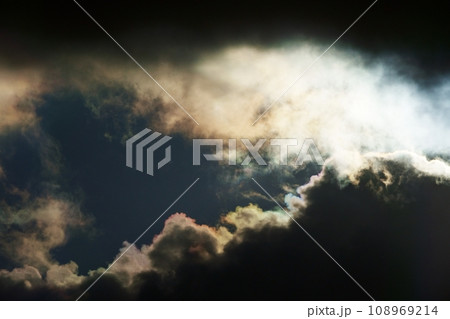 冬空の太陽光と彩雲・望遠・空限定・220114pm 108969214