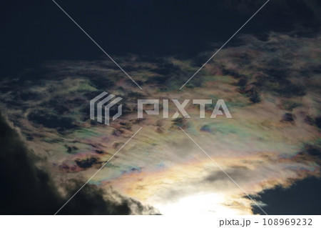 冬空の太陽光と彩雲・望遠・空限定・220114pm 108969232