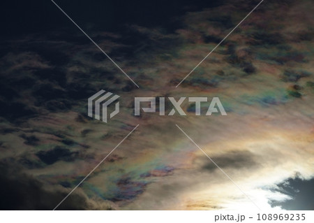 冬空の太陽光と彩雲・望遠・空限定・220114pm 108969235