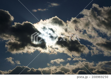 冬空の太陽光と彩雲・望遠・空限定・220114pm 108969250