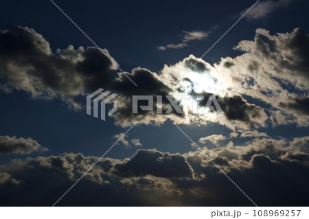 冬空の太陽光と彩雲・望遠・空限定・220114pm 108969257