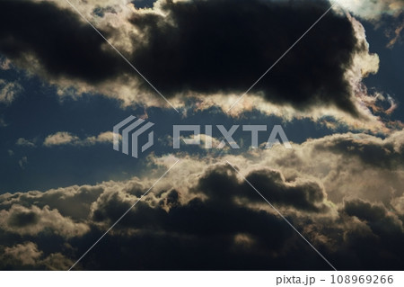 冬空の太陽光と彩雲・望遠・空限定・220114pm 108969266