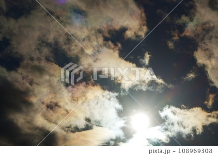 冬空の太陽光と彩雲・望遠・空限定・220114pm 108969308