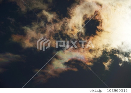 冬空の太陽光と彩雲・望遠・空限定・220114pm 108969312