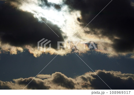 冬空の太陽光と彩雲・望遠・空限定・220114pm 108969317