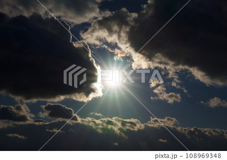 冬空の太陽光と彩雲・望遠・空限定・220114pm 108969348