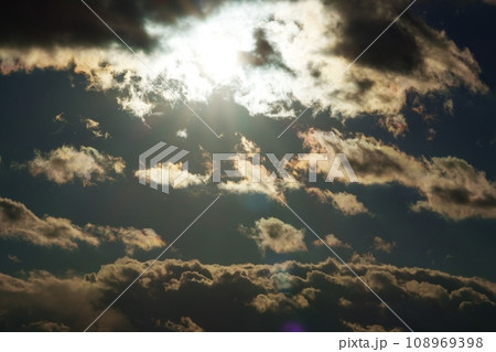 冬空の太陽光と彩雲・望遠・空限定・220114pm 108969398